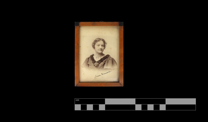 Nástěnná kabinetka malířky Zdenky Braunerové